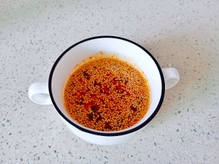 11、腐竹拌芹菜,搅拌均匀料汁。