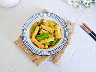 12、腐竹拌芹菜,把腐竹，芹菜放碗里，倒入料汁拌均匀。