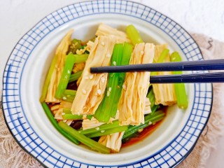 13、腐竹拌芹菜,爽脆开胃菜。