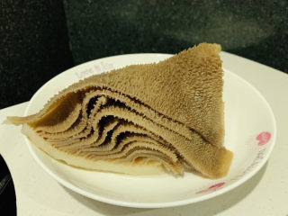 1、凉拌牛百叶,牛百叶洗净；