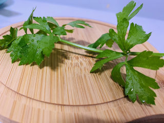 2、凉拌牛百叶,芹菜叶洗净，用凉开水再冲洗一边；