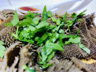 18、凉拌牛百叶,撒芹菜叶；