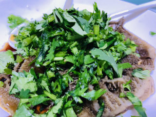 19、凉拌牛百叶,撒上香菜，搅拌均匀；