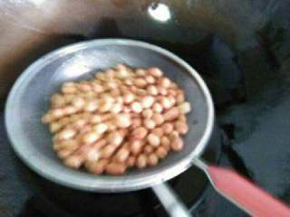 3、宫保鸡丁,炸好的花生米待凉