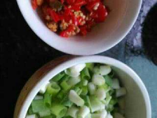 6、宫保鸡丁,准备葱，泡椒切丁