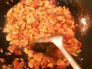 8、宫保鸡丁,倒入腌好的鸡脯肉