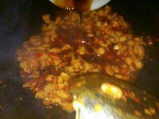 9、宫保鸡丁,加入调好的汁（白糖，醋，酱油，淀粉，鸡精，盐）