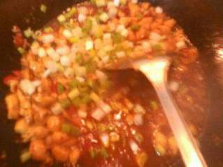 10、宫保鸡丁,翻炒熟就加入葱段