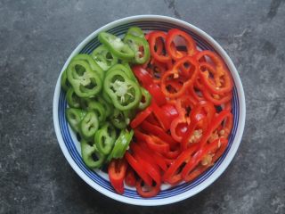 3、爆炒花甲螺,辣椒切成小辣椒圈;