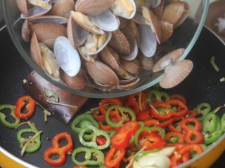 9、爆炒花甲螺,倒入花甲;