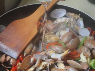 11、爆炒花甲螺,倒入半碗水;