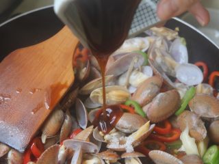 12、爆炒花甲螺,放入蚝油；