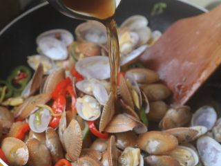 13、爆炒花甲螺,倒入料酒大火爆炒均匀；