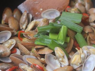 14、爆炒花甲螺,最后倒入蒜苗翻炒均匀即可；