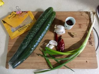 1、下酒凉菜的绝对主角➕麻辣入味簑衣黄瓜,成品