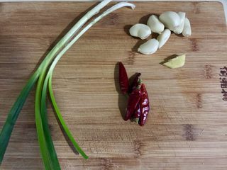 2、下酒凉菜的绝对主角➕麻辣入味簑衣黄瓜,小葱择好，蒜剥皮姜去皮，