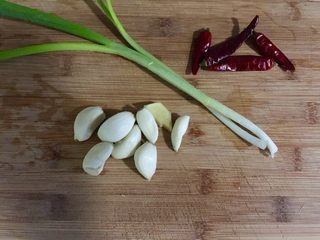 3、下酒凉菜的绝对主角➕麻辣入味簑衣黄瓜,小葱，蒜头，姜，干辣椒一同清洗干净