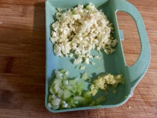 4、下酒凉菜的绝对主角➕麻辣入味簑衣黄瓜,蒜切蒜末，小葱葱白切末，姜切姜末