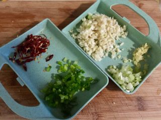 5、下酒凉菜的绝对主角➕麻辣入味簑衣黄瓜,干辣椒剪成细丝，葱绿切末