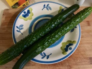 6、下酒凉菜的绝对主角➕麻辣入味簑衣黄瓜,嫩黄瓜清洗备用
