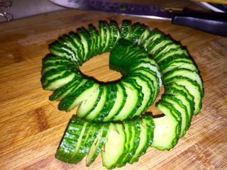 10、下酒凉菜的绝对主角➕麻辣入味簑衣黄瓜,两面切好的黄瓜，轻轻拉开，簑衣已经形成，就是这么简单????