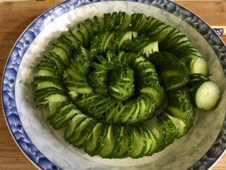 12、下酒凉菜的绝对主角➕麻辣入味簑衣黄瓜,切好另一根黄瓜，同样摆盘。