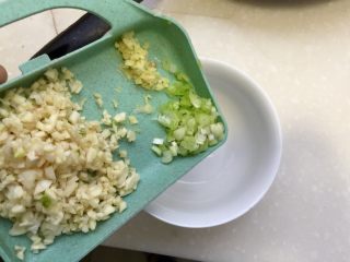 13、下酒凉菜的绝对主角➕麻辣入味簑衣黄瓜,准备个调料汁。葱白，姜末，蒜末放入一个碗中
