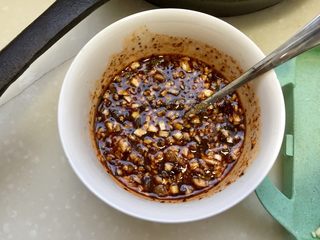 14、下酒凉菜的绝对主角➕麻辣入味簑衣黄瓜,加入味极鲜酱油两勺，老干妈一勺，白糖一小勺，香醋一勺，芥末油几滴，麻油一小勺，纯净水四勺，拌匀，尝下咸淡，根据个人口味添加少许食盐，制成调味汁。这个调料大家可以根据自己的喜好来调整。