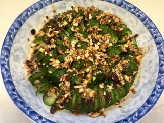 15、下酒凉菜的绝对主角➕麻辣入味簑衣黄瓜,把调料汁连同里面的葱姜蒜末一起用勺子浇在黄瓜上