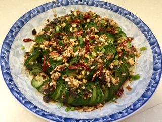 16、下酒凉菜的绝对主角➕麻辣入味簑衣黄瓜,把细辣椒丝和葱绿末均匀的洒在黄瓜上。