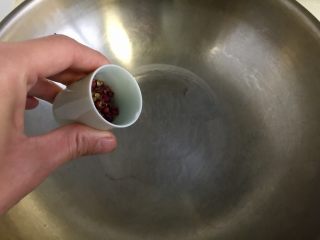 17、下酒凉菜的绝对主角➕麻辣入味簑衣黄瓜,热锅冷油，加入花椒，小火煸出花椒香味