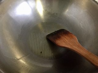 18、下酒凉菜的绝对主角➕麻辣入味簑衣黄瓜,把煸好的花椒捞出。千万别大火，不要糊了。