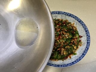 19、下酒凉菜的绝对主角➕麻辣入味簑衣黄瓜,转中火把花椒油加热到八成热，油出现波纹，轻微冒烟，关火，把油浇在黄瓜上，滋啦一声，太诱人了????