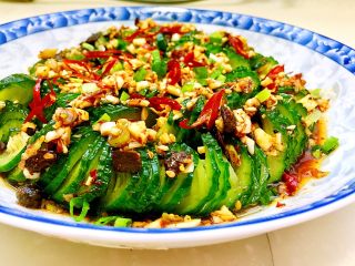 26、下酒凉菜的绝对主角➕麻辣入味簑衣黄瓜,簑衣黄瓜造型有趣，黄瓜片蒜香浓郁，麻辣酸爽，绝对是下酒菜的不二选择哦，感兴趣的宝宝们，快来试试吧????