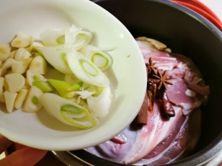 6、五香酱牛肉,放入葱和蒜