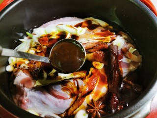 10、五香酱牛肉,放入甜面酱