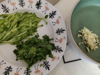 3、凉拌魔芋丝,黄瓜切丝，蒜，香菜切末