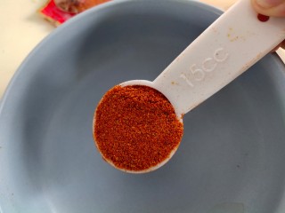 4、凉拌魔芋丝,碗里放一勺辣椒粉