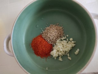 6、凉拌魔芋丝,一勺蒜末