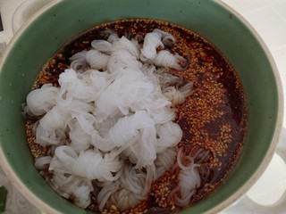 10、凉拌魔芋丝,放入魔芋丝