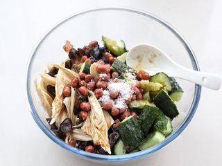 5、黄瓜拌腐竹,接着调入生抽、陈醋、糖、适量盐、少许鸡精、芝麻油。