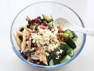 6、黄瓜拌腐竹,然后在最上面放辣椒面、芝麻和蒜末，喜欢辣的还可以切两个小米椒放进去。