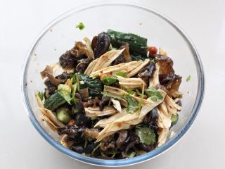 9、黄瓜拌腐竹,最后放入香菜段，将所有食材和调味料混合拌匀装盘即可。