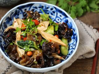 10、黄瓜拌腐竹,一道简单又爽口的黄瓜拌腐竹就做好了，既是下酒菜又能佐粥，老少皆宜哟！