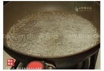 3、芥蓝牛肉,煮开水，加入盐与食用油（1汤匙）。