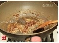 6、芥蓝牛肉,热油（1汤匙），下沙茶酱。