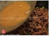 9、芥蓝牛肉,如图原锅下2汤匙左右的清水煮开，将酱汁淋在牛肉上。