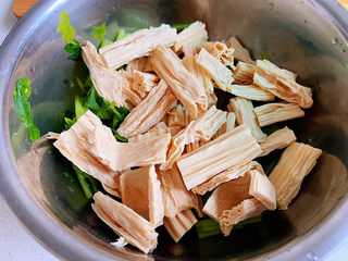 12、芹菜拌腐竹,腐竹需要提前一天晚上泡上，最好用温热的水泡，泡的过程中水凉了没关系，不用管，就刚泡的时候用温热的水就行了。泡好的腐竹沥干水分跟焯好的芹菜放在一起。