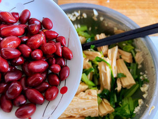 20、芹菜拌腐竹,现在可以将花生米倒进来了。