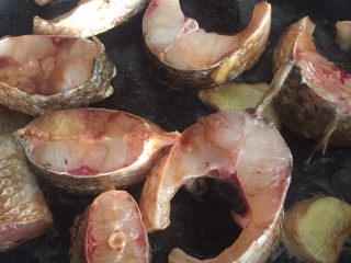 8、红烧鲻鱼,再放入鲻鱼煎